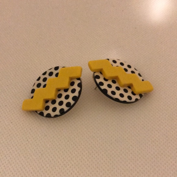 1980s Vintage Acrylic Geometric Shape Earrings - Picture 5 of 5